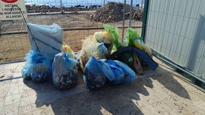 Civitavecchia, i volontari ripuliscono dalla plastica “Il mare d’inverno”