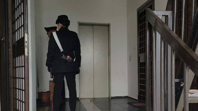 Pomezia, nasconde la droga nel vano ascensore: arrestato pusher 57enne