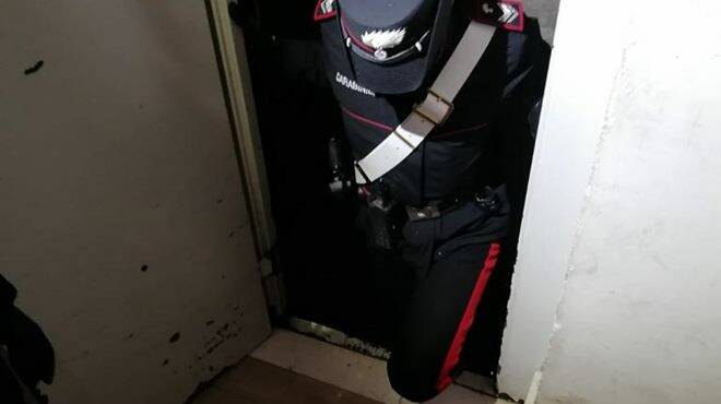 Pomezia, nasconde la droga nel vano ascensore: arrestato pusher 57enne