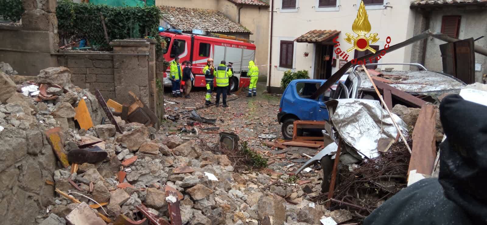 Esplosione alle porte di Roma, crolla una villetta: ragazzo estratto dalle macerie