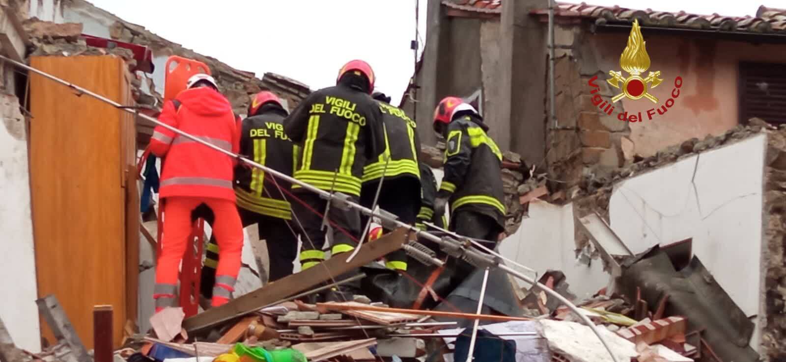 Esplosione alle porte di Roma, crolla una villetta: ragazzo estratto dalle macerie