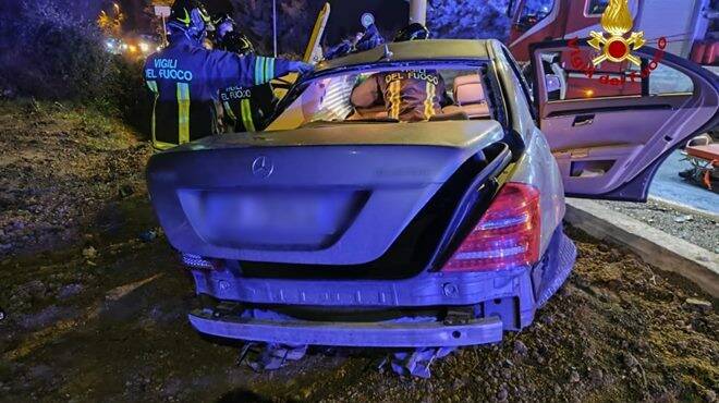 Latina, violento scontro fra due auto in via Sabotino: un ferito
