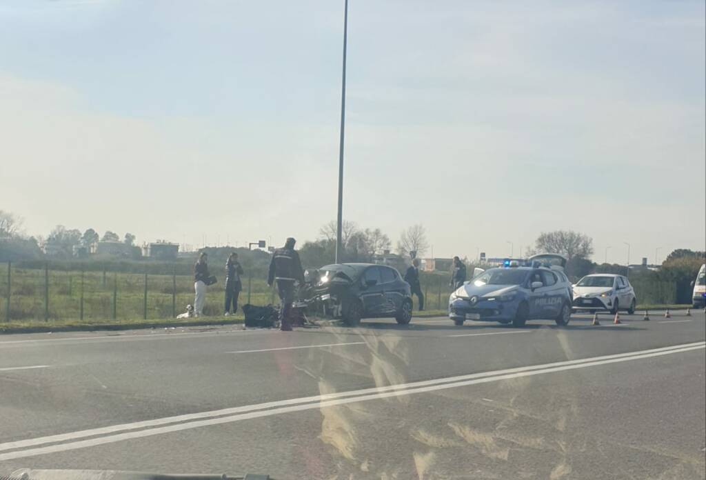 Fiumicino, incidente su via Alessandro Guidoni: scontro tra 2 auto