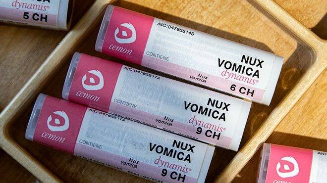 Nux vomica: il rimedio omeopatico disintossicante e digestivo
