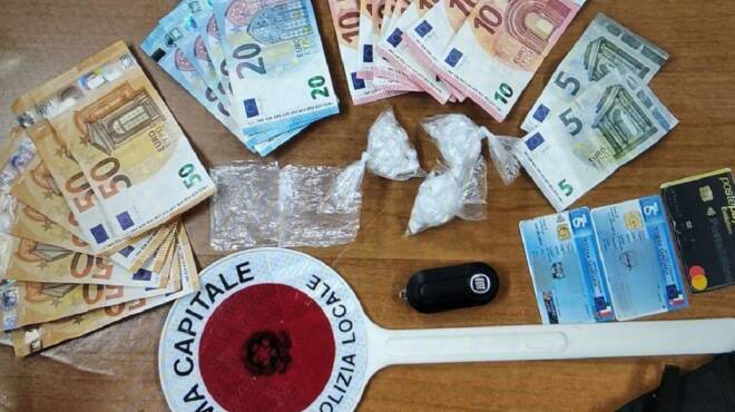 Roma, si scontra con un bus Atac: nell’auto trasportava oltre 30 dosi di cocaina