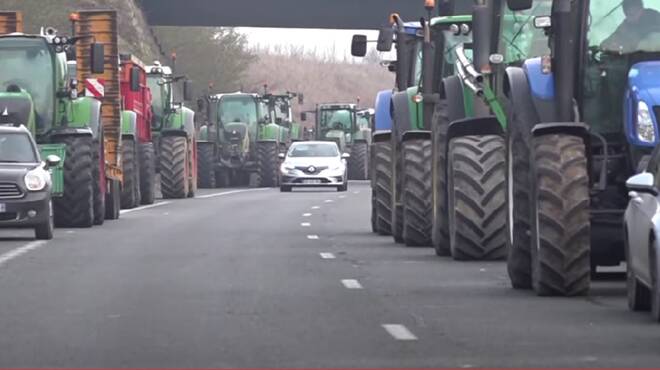 Agricoltori, i trattori “invadono” il Grande raccordo anulare: partito il corteo