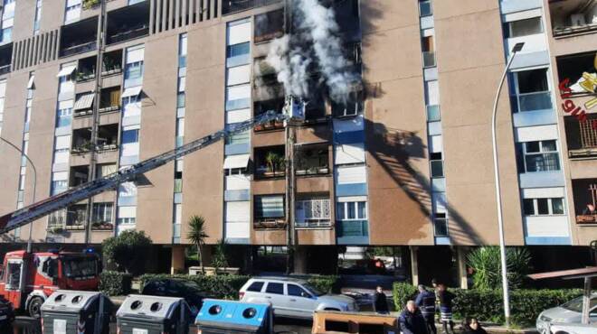 Mattinata di fuoco a Roma: in fiamme una palazzina