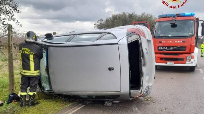 Latina, auto ribaltata in via Migliara: illeso il conducente