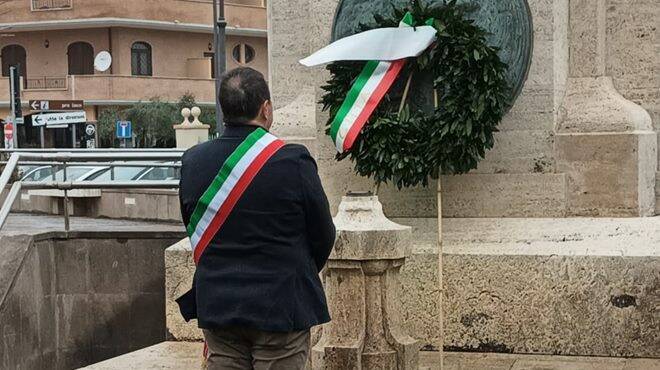 Fiumicino, Giorno del ricordo: deposta una corona di fiori al Monumento ai caduti