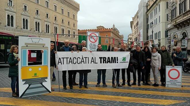“Attaccáti al Tram”: a Roma il flash mob della campagna Città2030 di Legambiente