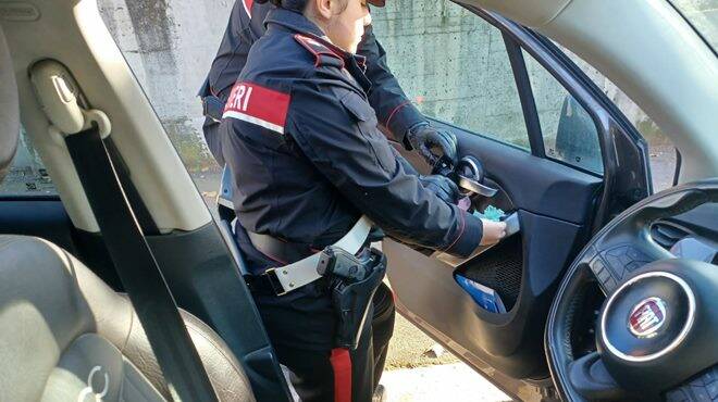 Acilia, in auto con la cocaina pronta per lo spaccio: era nascosta nella portiera