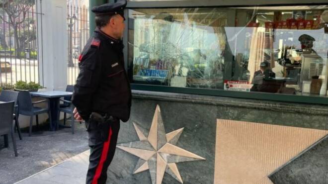 Gaeta, vandalizza la vetrata di un bar: residente tradito dalla videosorveglianza