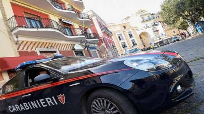 Controllo in un locale di Gaeta: dipendente minaccia i carabinieri