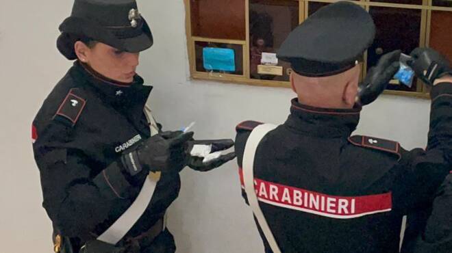 Roma, nascondevano la droga nella cassetta della posta: scattano le manette
