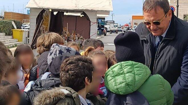 Fiumicino, il Sindaco inaugura “Choco Italia in tour” insieme ai bambini delle scuole elementari”