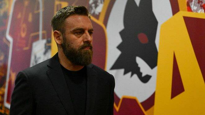 https://cdn.ilfaroonline.it/photogallery_new/images/2024/02/daniele-de-rossi-credit-facebook-as-roma-172547.jpg