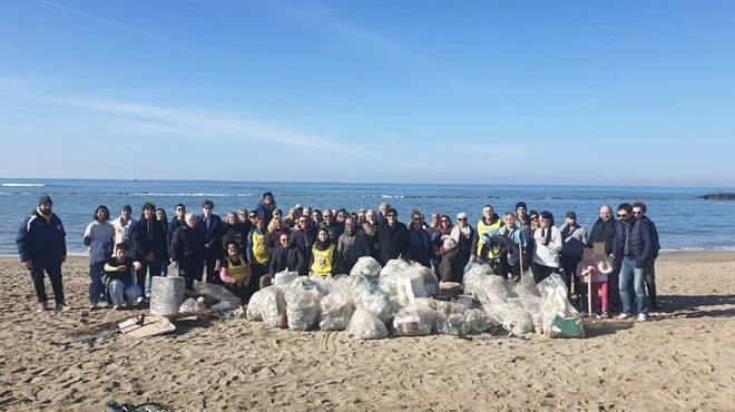 “C’e un mare di plastica di cui possiamo fare a meno”: i volontari di Fare Verde ripuliscono la spiaggia di Focene