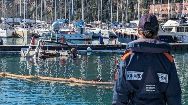 Incendio nel porto di San Felice Circeo: Guardia Costiera in azione per contenere l’impatto ambientale