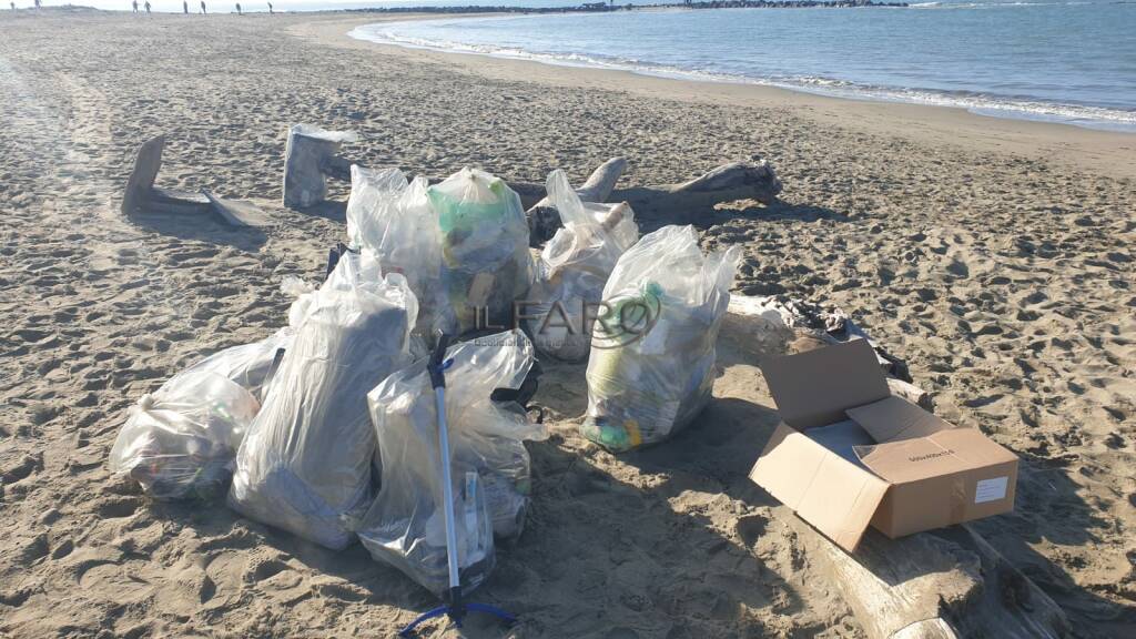 &#8220;C&#8217;e un mare di plastica di cui possiamo fare a meno&#8221;: i volontari di Fare Verde ripuliscono la spiaggia di Focene
