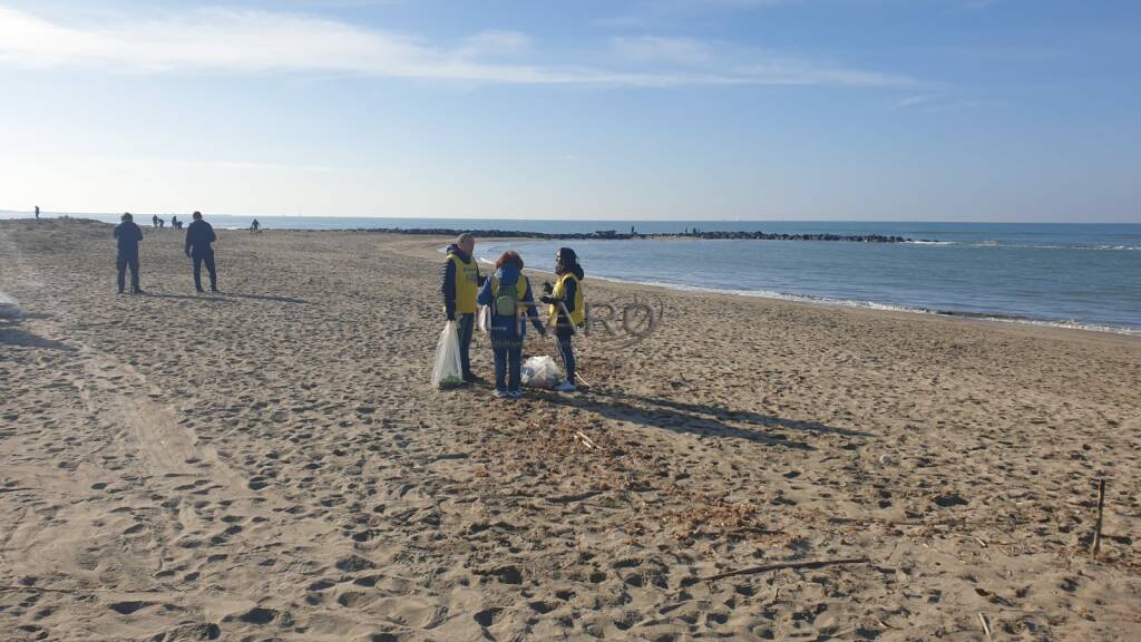 &#8220;C&#8217;e un mare di plastica di cui possiamo fare a meno&#8221;: i volontari di Fare Verde ripuliscono la spiaggia di Focene