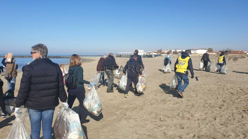 "C'e un mare di plastica di cui possiamo fare a meno": i volontari di Fare Verde ripuliscono la spiaggia di Focene