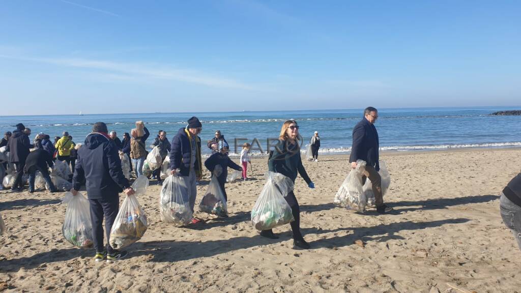 "C'e un mare di plastica di cui possiamo fare a meno": i volontari di Fare Verde ripuliscono la spiaggia di Focene