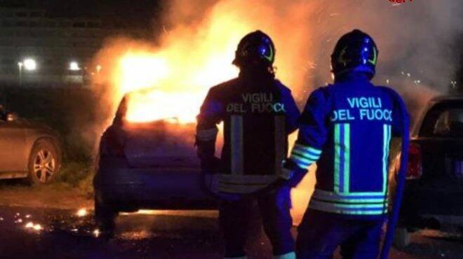 Incendio a Latina: auto in fiamme in via Tanaro