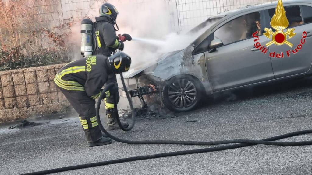 Pomeriggio di fuoco a Civitavecchia: auto in fiamme