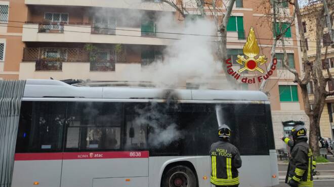 Roma, filobus in fiamme: l’autista evacua il mezzo
