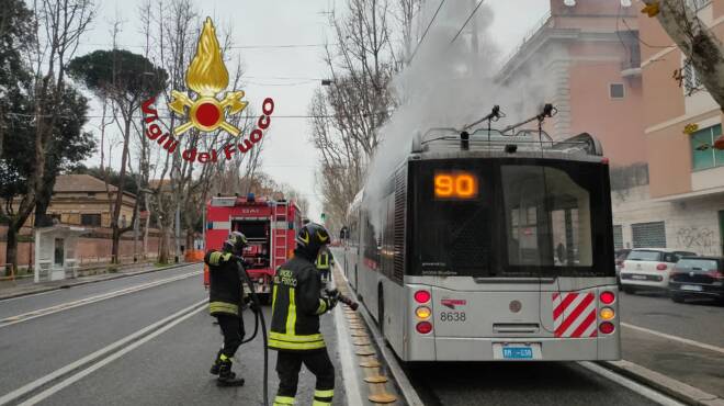 Roma, filobus in fiamme: l’autista evacua il mezzo