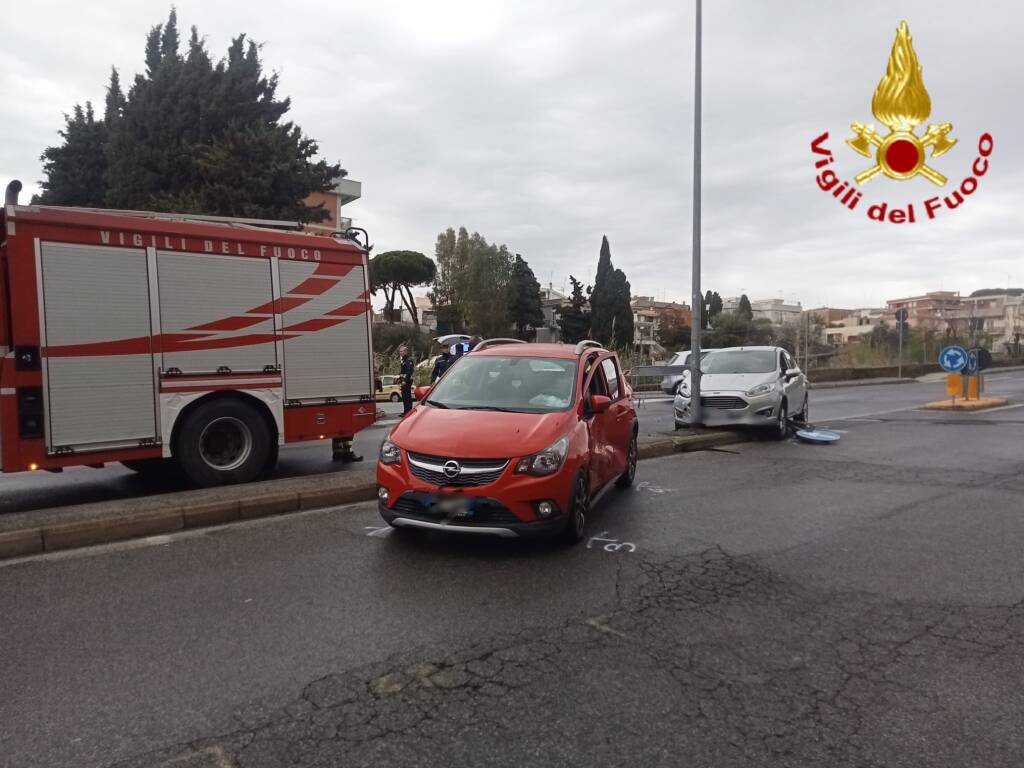 Incidente a Civitavecchia: scontro tra 2 auto