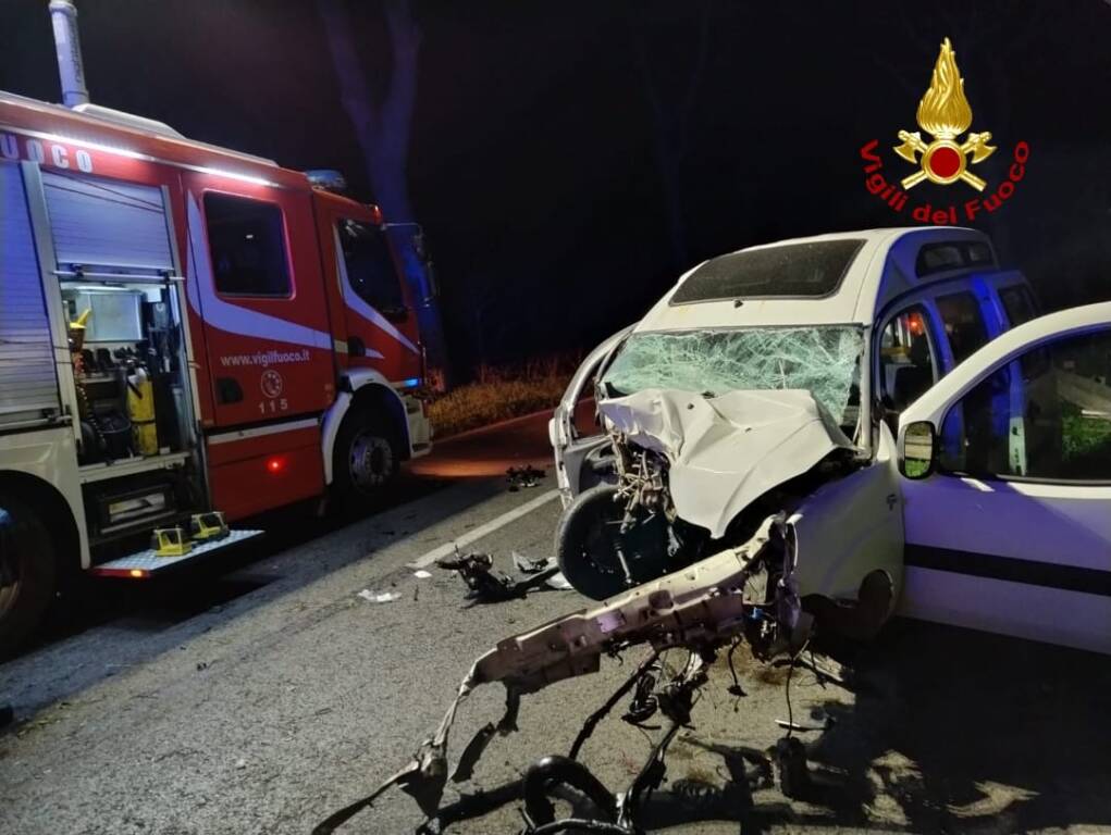 Incidente a Sezze, auto si schianta contro un albero: ferito il conducente