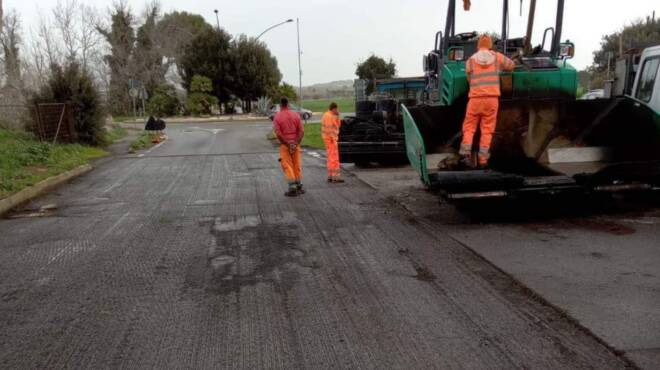 Fiumicino, lavori di ripristino del manto stradale in via Monti dell’Ara