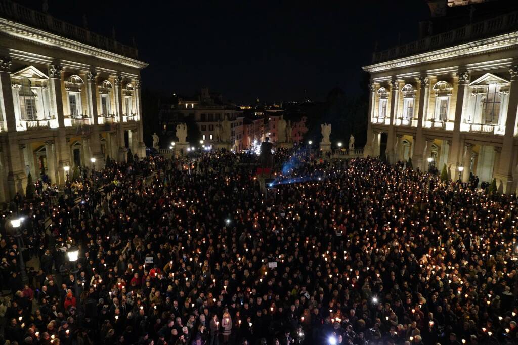 Fiaccole, fiori…e polemiche: in migliaia al Campidoglio nel ricordo di Navalny