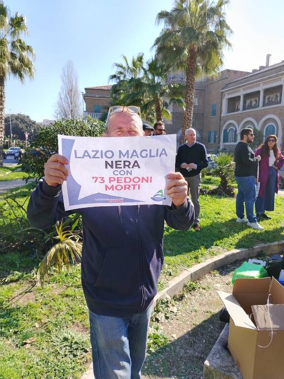 Nel Lazio troppi morti sulle strade, Azione manifesta davanti il X Municipio: "Ora basta"