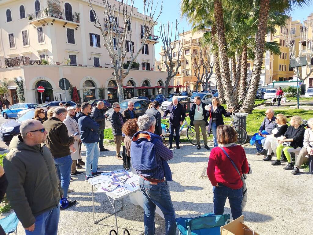 Nel Lazio troppi morti sulle strade. Azione in protesta davanti il X Municipio: “Ora basta”