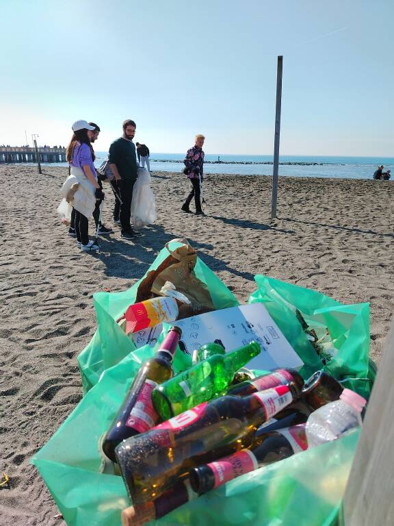 “Ostia Clean Up”: i volontari raccolgono oltre 100 kg di spazzatura
