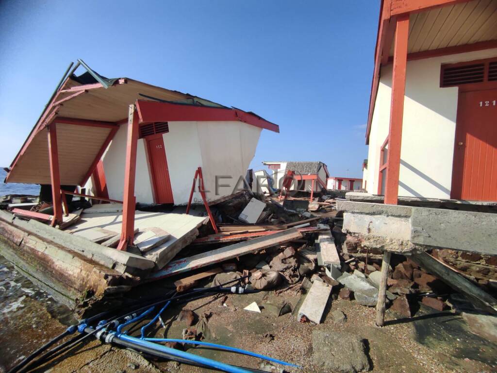 Ostia, una mareggiata (l&#8217;ennesima) &#8220;inghiotte&#8221; le cabine del Kursaal