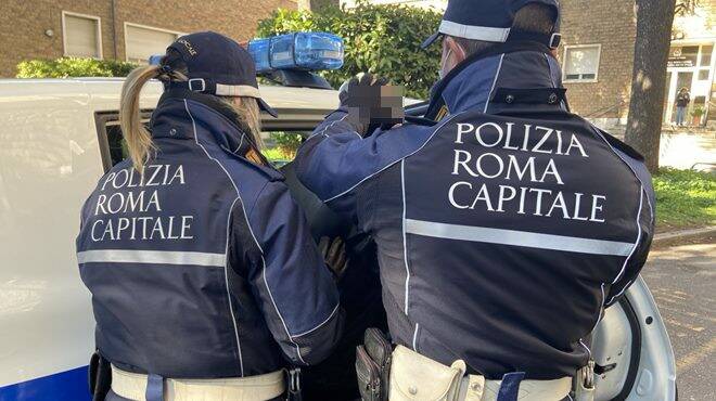 Roma, “Mi hai fatto delle foto” poi aggredisce una turista: bloccato dalla Polizia locale