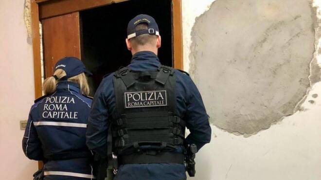 Roma, occupano due appartamenti abusivamente: la Polizia li sgombera