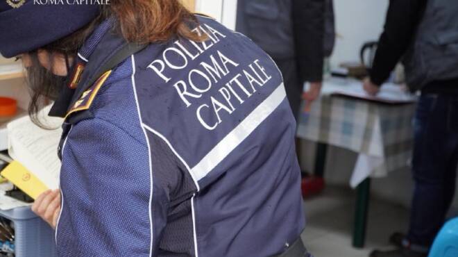 Roma, rubano il faro di una macchina: due ventenni “pizzicati” dalla Polizia in borghese