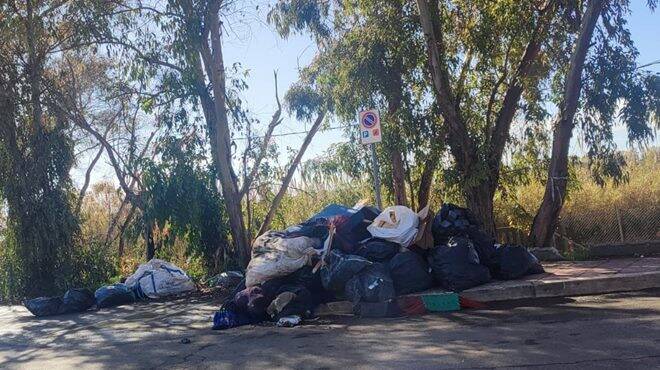 Ardea, discarica a cielo aperto vicino alla scuola: la denuncia di Italia dei Diritti