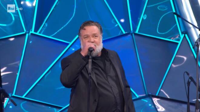 “Il Gladiatore” sul palco dell’Ariston: Russell Crowe “scatena l’inferno” a Sanremo