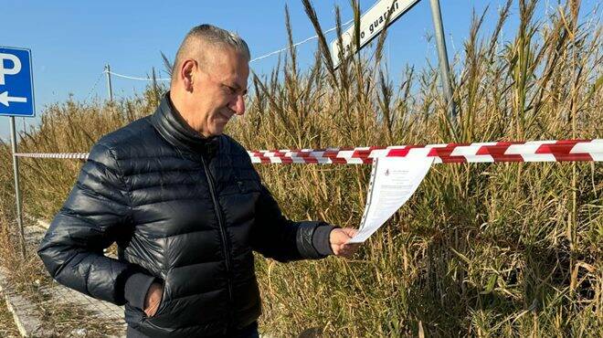 Fiumicino, chiusa al traffico via Guarino Guarini per la rimozione di rifiuti abbandonati