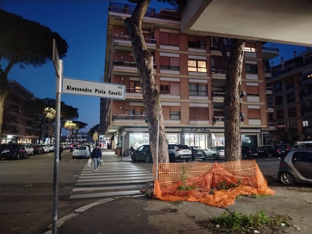 Percorsi ad ostacoli sulle strade di Ostia Levante: marciapiedi inutilizzabili e manto stradale dissestato