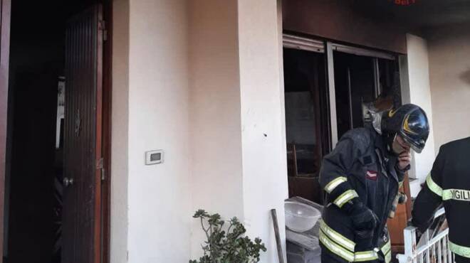 Ostia, scoppia l’incendio e rimangono intrappolati in casa: coppia di anziani salvata dai pompieri