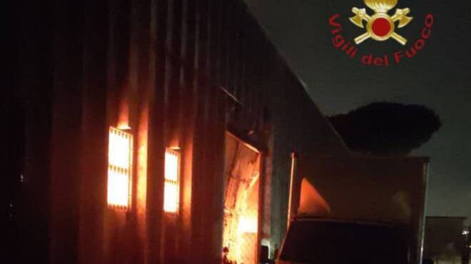 Incendio nella notte a Pomezia: in fiamme un capannone industriale di oltre 1000 metri