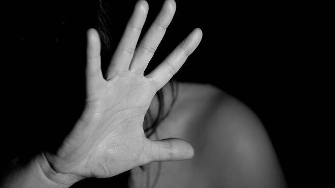 Terracina, incubo in casa per una donna: picchiata e stuprata per anni dal marito