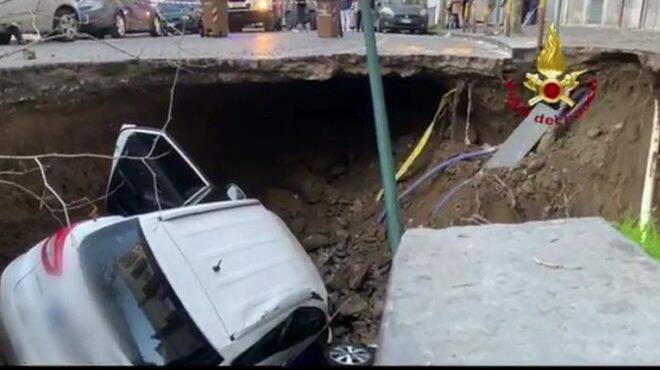 Paura a Napoli, voragine in strada inghiotte 2 auto -VIDEO