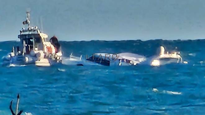 Ostia: imbarcazione affonda davanti al Salus, salvi gli occupanti